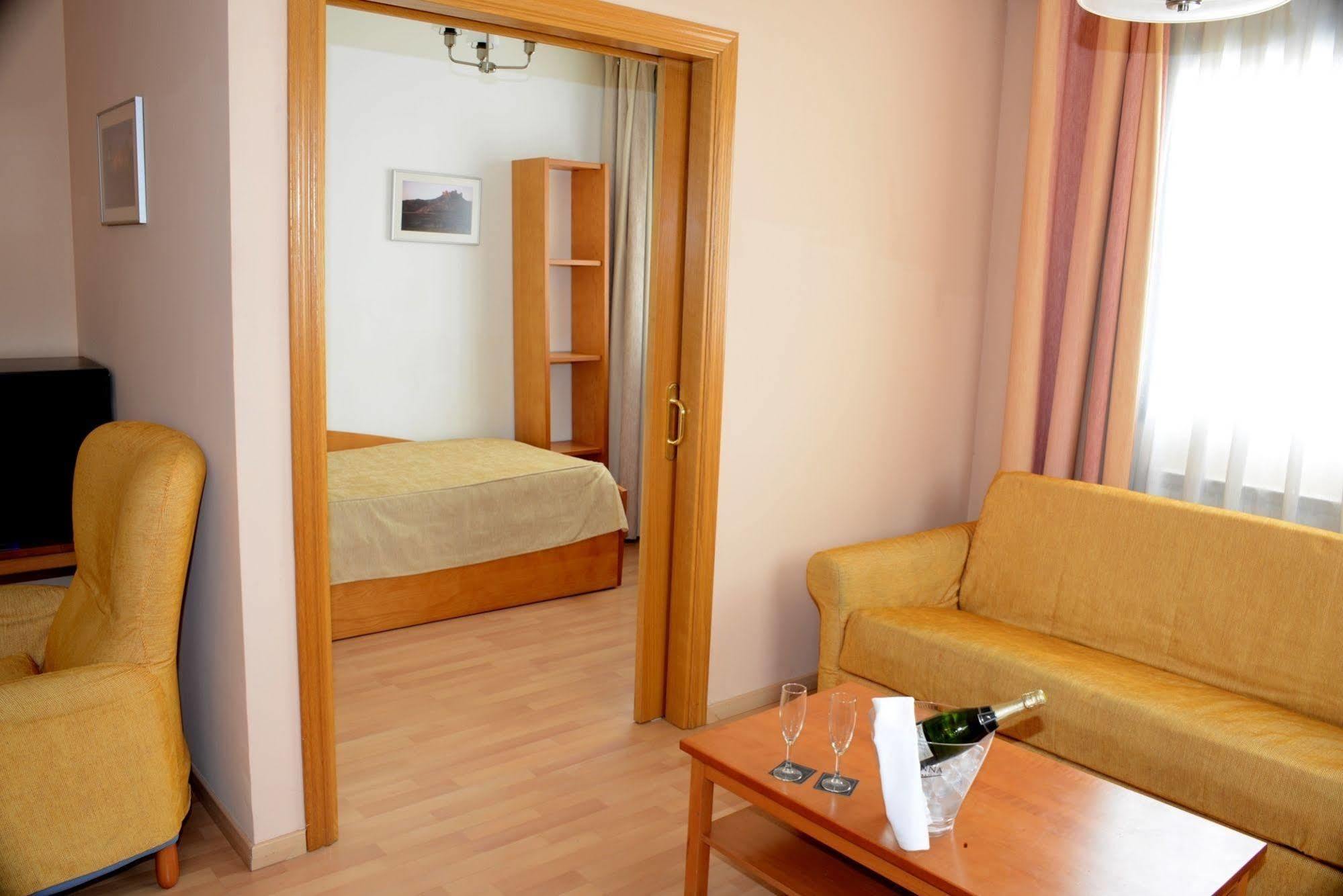Aparthotel Sercotel ウエスカ エクステリア 写真